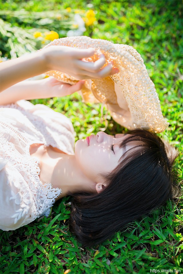 夏日阳光女孩蕾丝连衣裙捧花甜美暖意十足