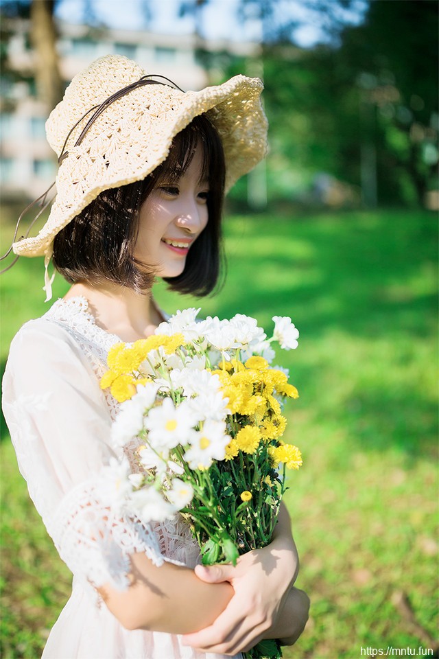 夏日阳光女孩蕾丝连衣裙捧花甜美暖意十足