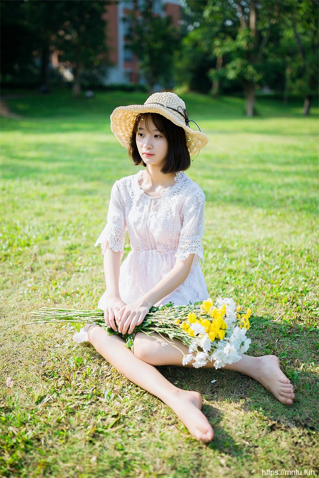 夏日阳光女孩蕾丝连衣裙捧花甜美暖意十足