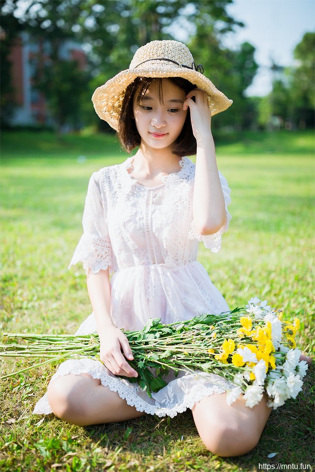 夏日阳光女孩蕾丝连衣裙捧花甜美暖意十足