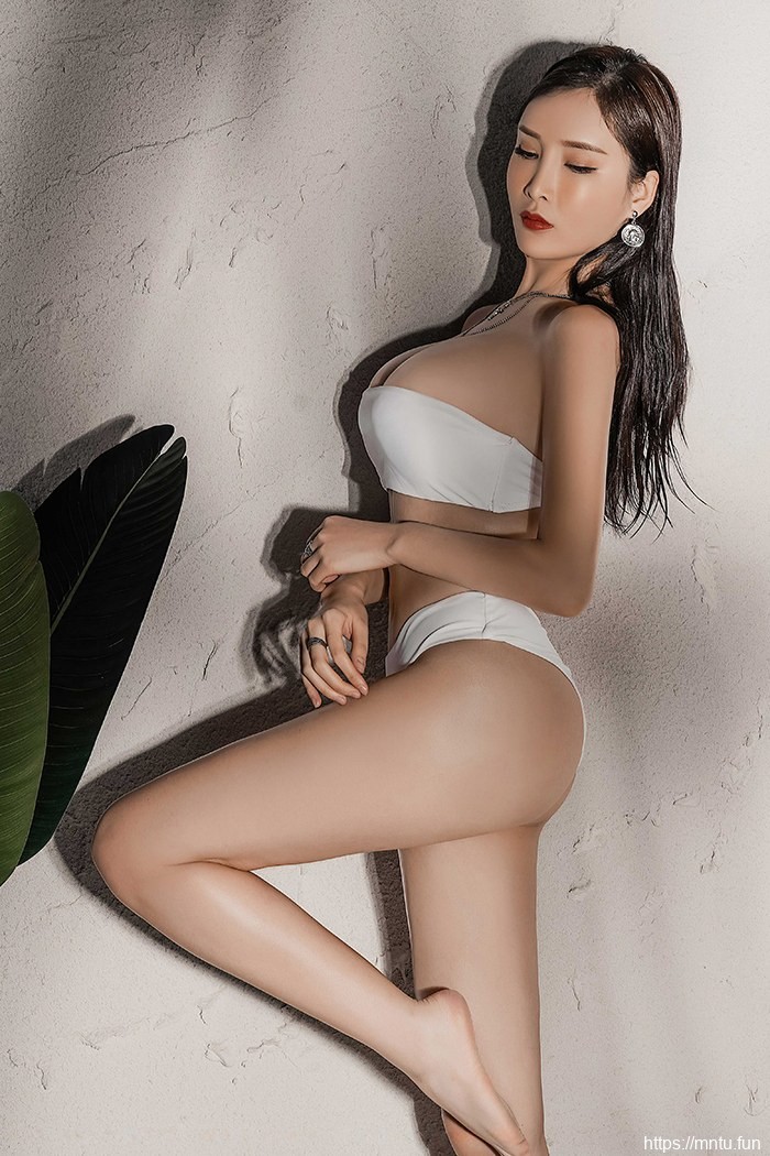 全民女神周妍希蛇形曲线大秀长腿