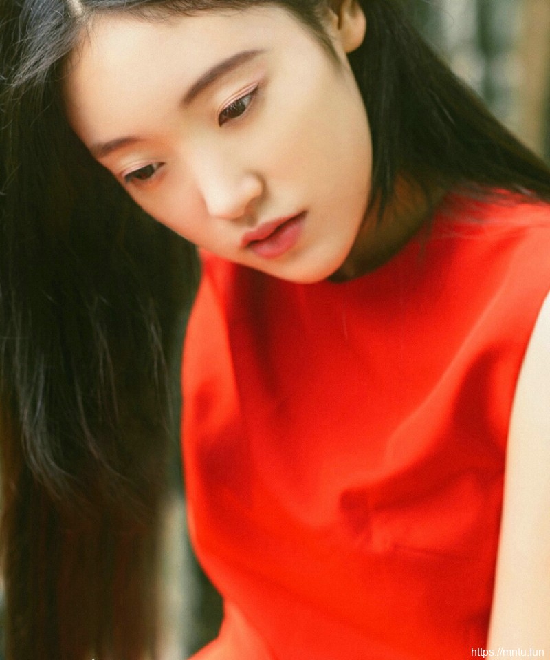 植物园内的红唇直发美女端庄迷人