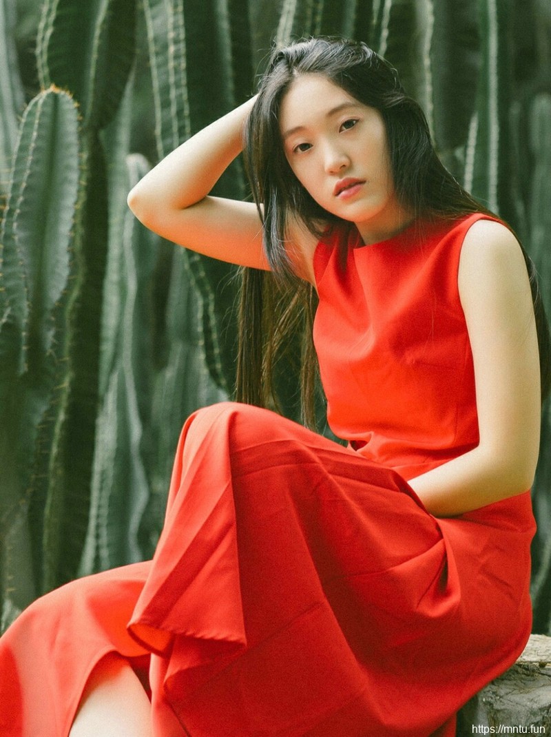 植物园内的红唇直发美女端庄迷人