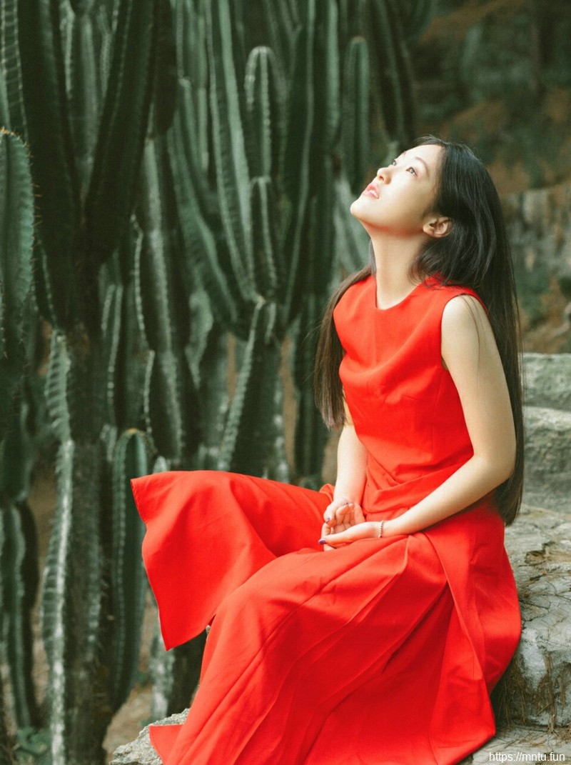 植物园内的红唇直发美女端庄迷人