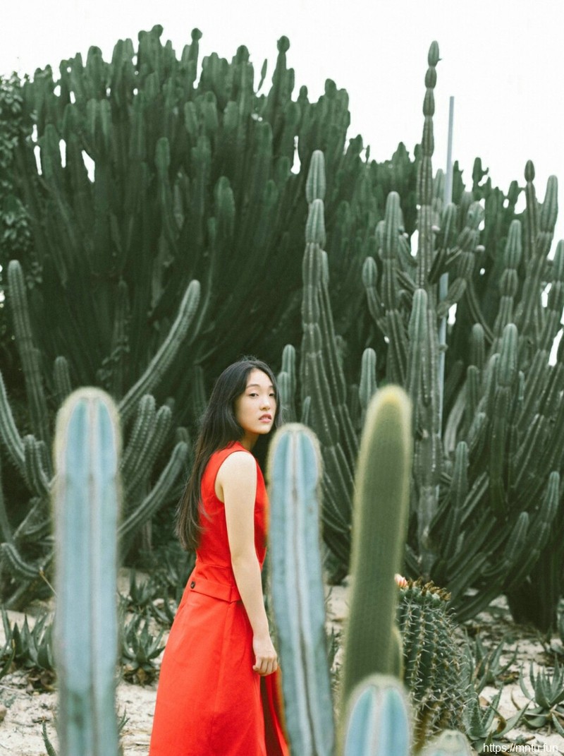 植物园内的红唇直发美女端庄迷人