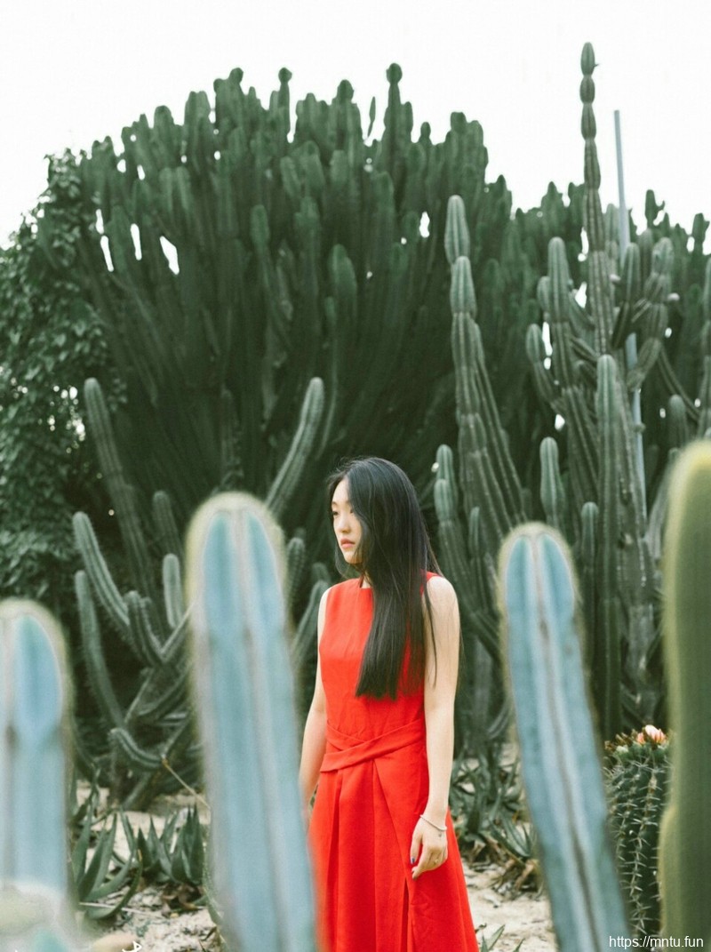 植物园内的红唇直发美女端庄迷人