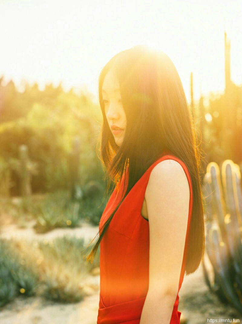 植物园内的红唇直发美女端庄迷人