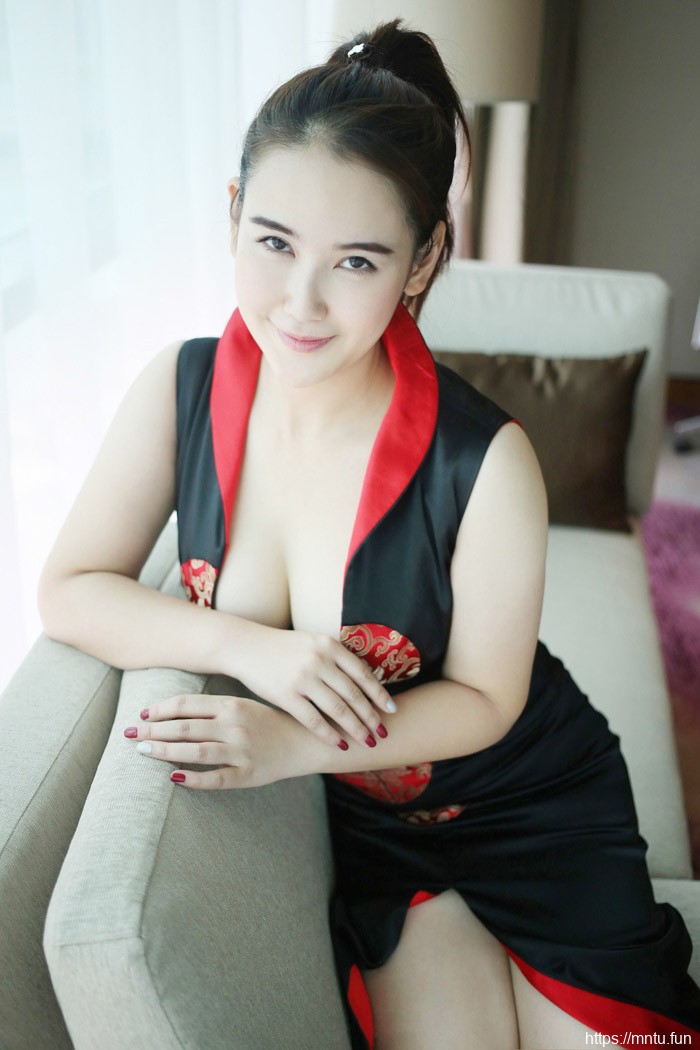 性感少妇时尚开胸旗袍双乳白皙迷人