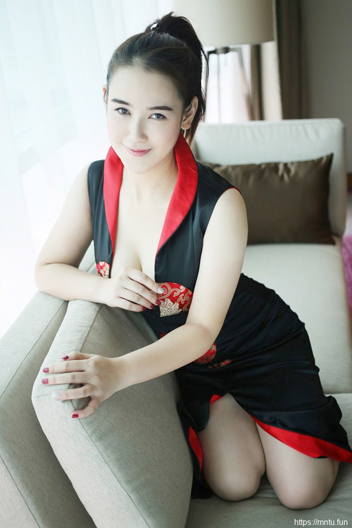 性感少妇时尚开胸旗袍双乳白皙迷人