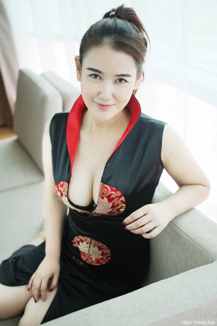 性感少妇时尚开胸旗袍双乳白皙迷人