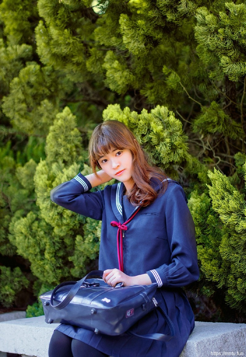 韩系学院风草帽美女阳光下白嫩肌肤