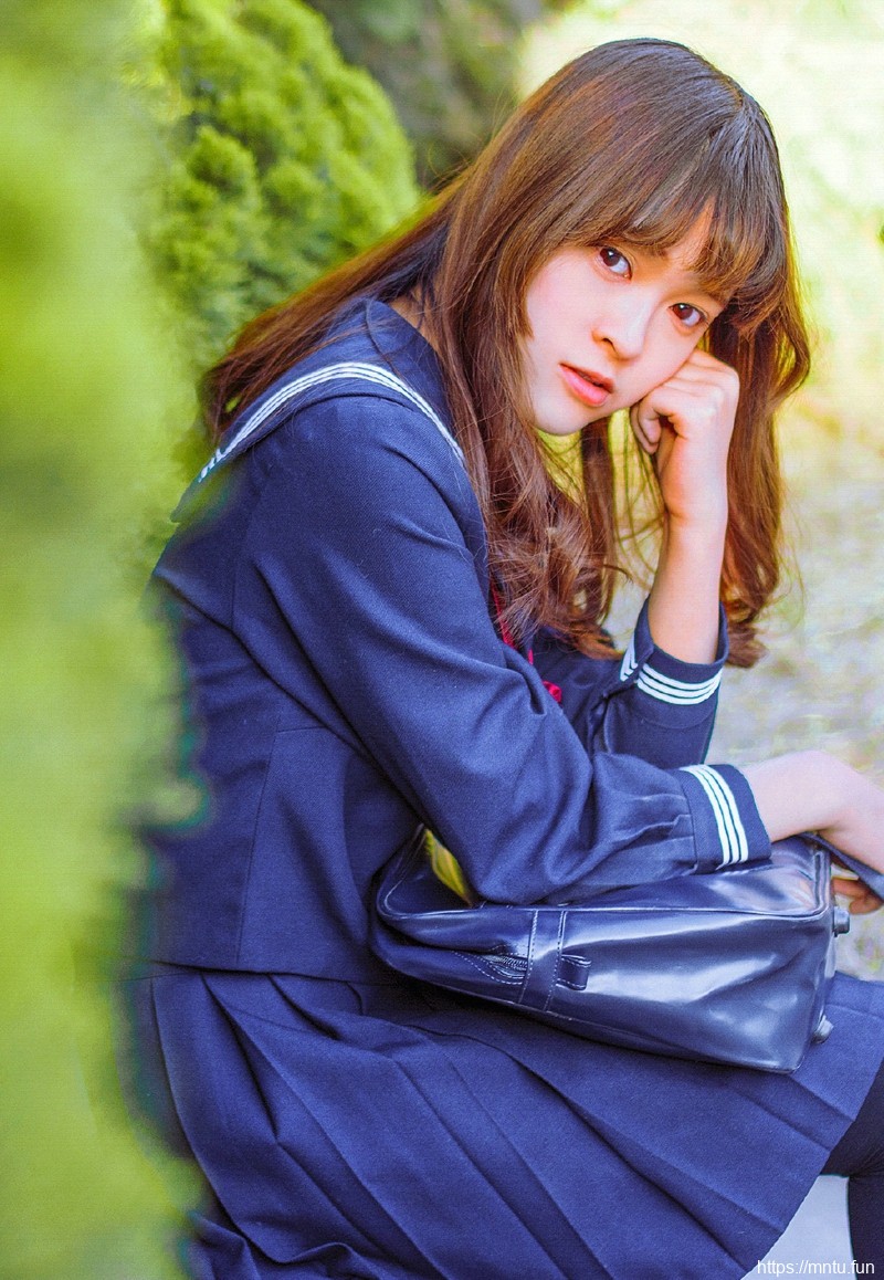 韩系学院风草帽美女阳光下白嫩肌肤