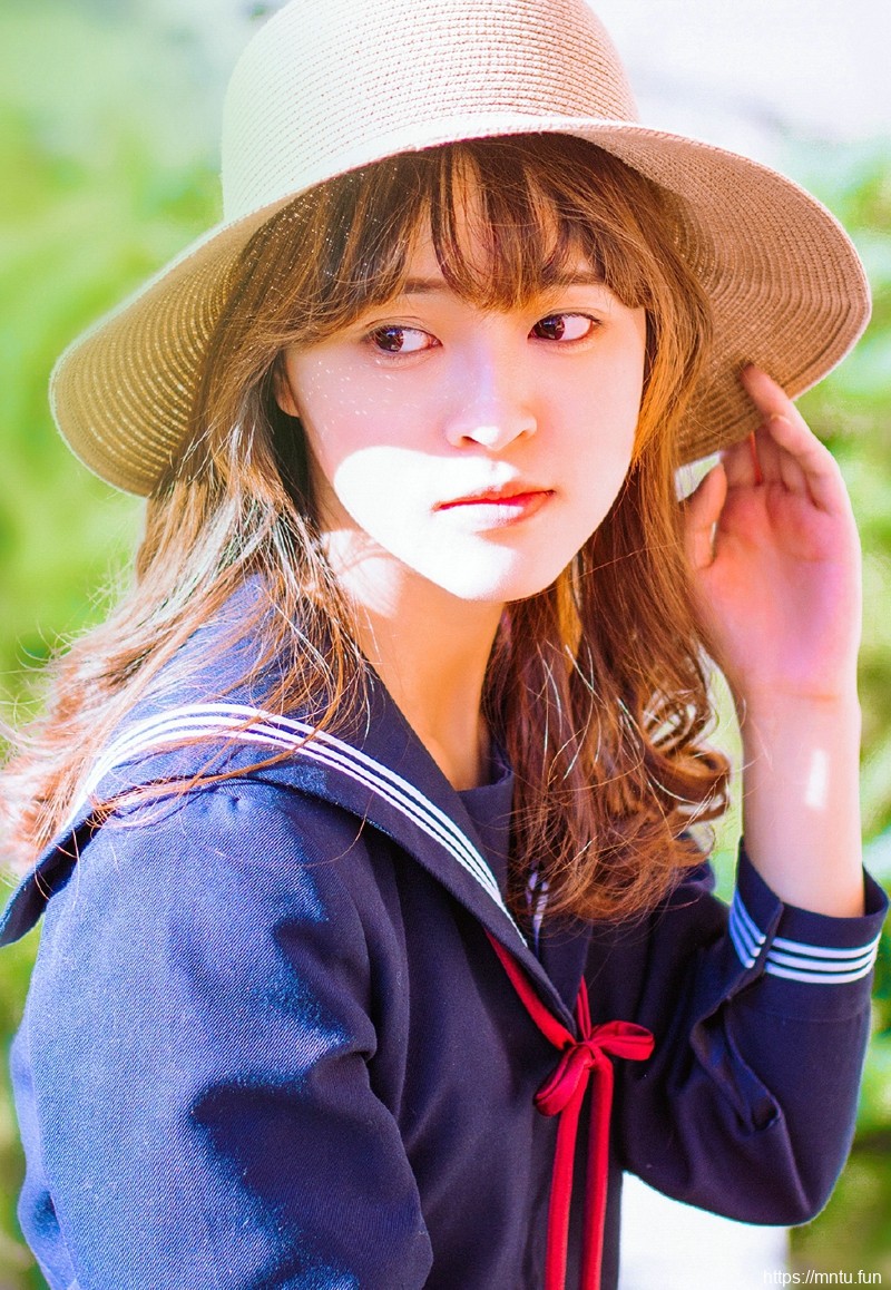 韩系学院风草帽美女阳光下白嫩肌肤
