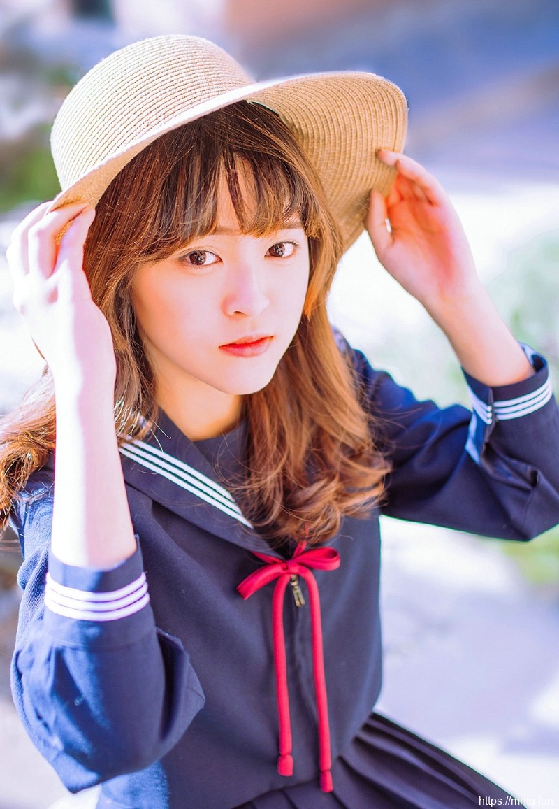 韩系学院风草帽美女阳光下白嫩肌肤
