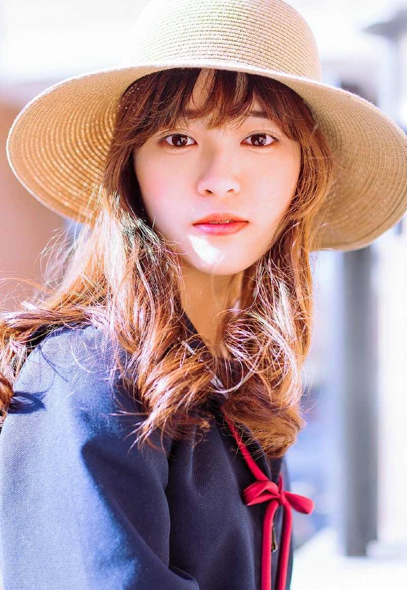 韩系学院风草帽美女阳光下白嫩肌肤