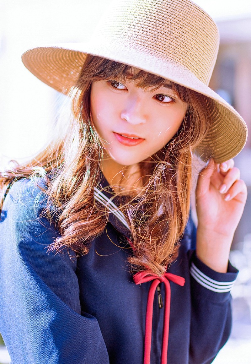 韩系学院风草帽美女阳光下白嫩肌肤