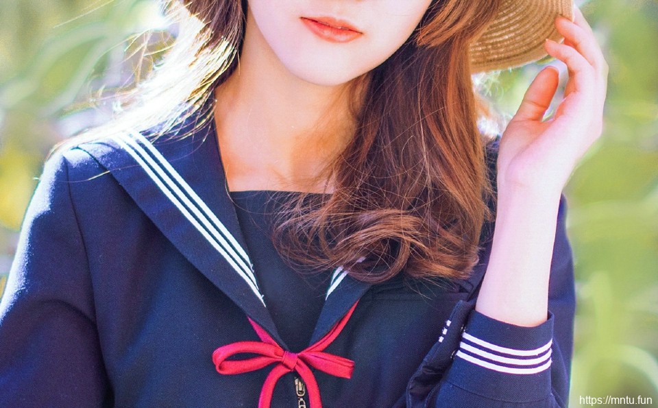 韩系学院风草帽美女阳光下白嫩肌肤