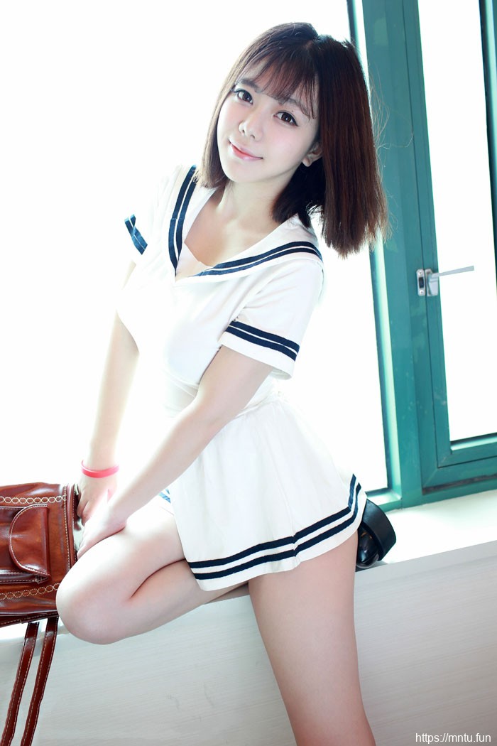 巨乳美女刘飞儿白色制服性感美女图