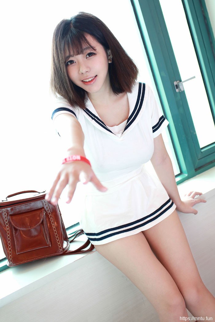 巨乳美女刘飞儿白色制服性感美女图