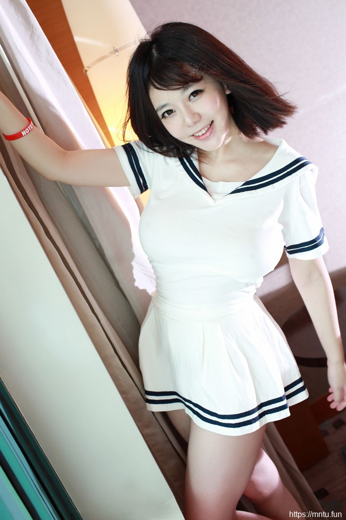 巨乳美女刘飞儿白色制服性感美女图