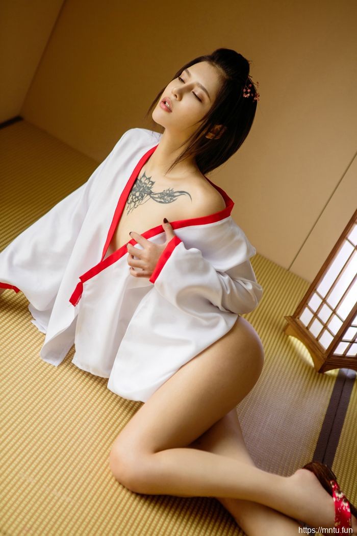 翘臀美人尤娜娜蕾丝裤袜照