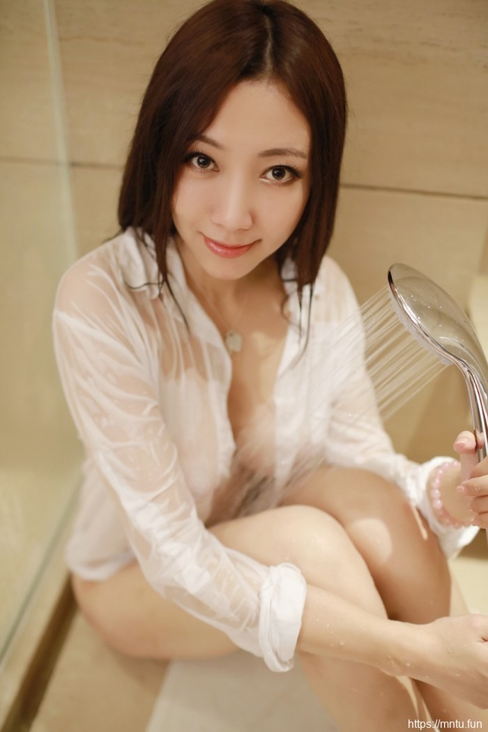 推女郎果儿大胆露臀湿身诱惑