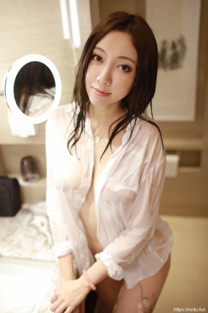 推女郎果儿大胆露臀湿身诱惑