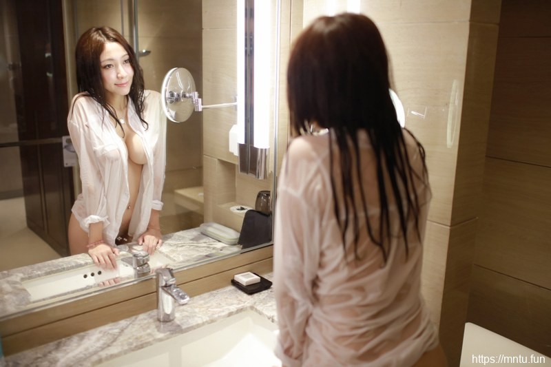 推女郎果儿大胆露臀湿身诱惑