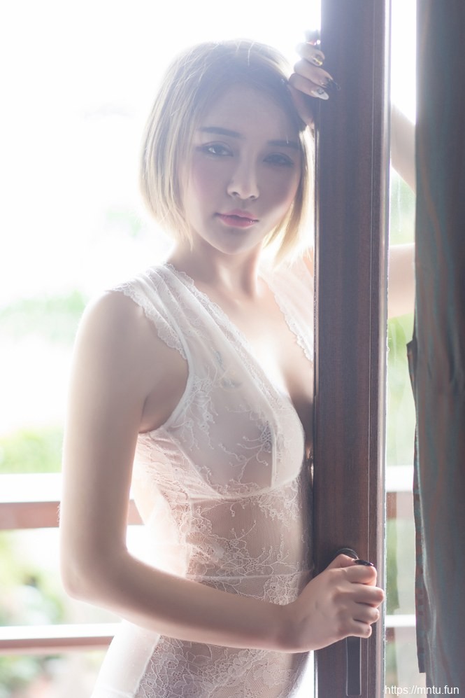 短发美女皮肤白嫩可人