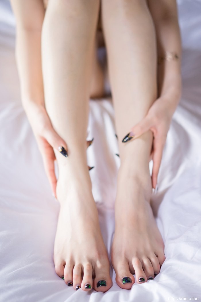 短发美女皮肤白嫩可人