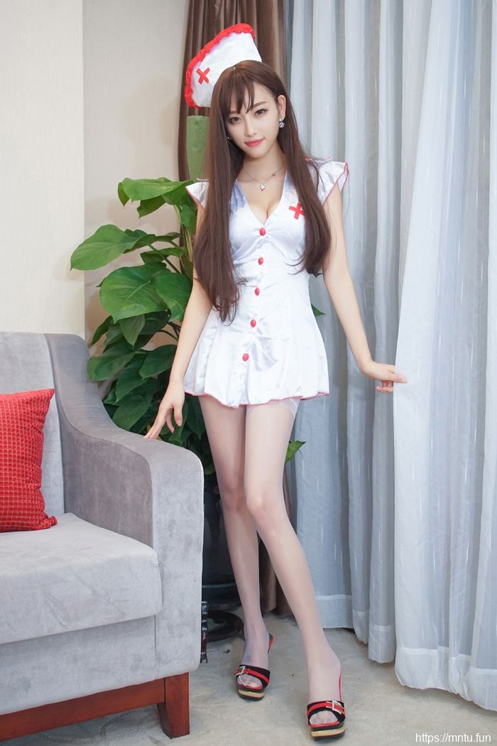 宅男女神杨晨晨丝袜制服诱惑十足