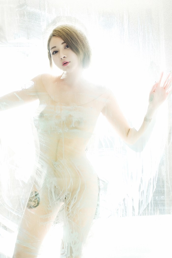 翘臀美女浴室摆各种撩人姿势