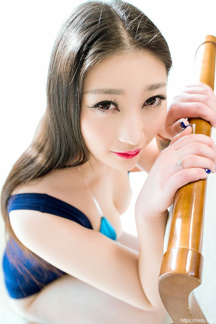 大波美女双手抓胸自我陶醉