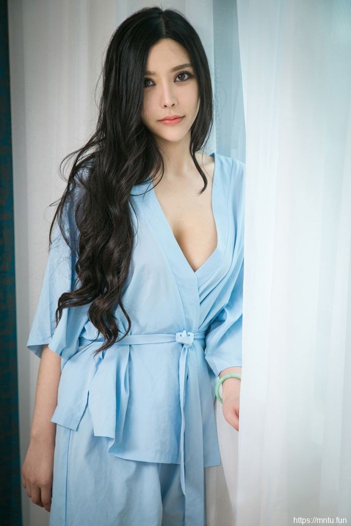 诱惑少妇金鑫爱湿身绝美身材