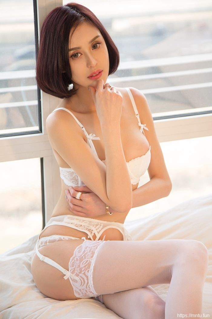 美臀美女沐伊睡衣半敞酥胸半露