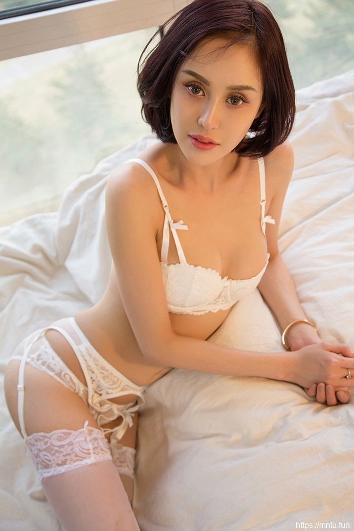 美臀美女沐伊睡衣半敞酥胸半露