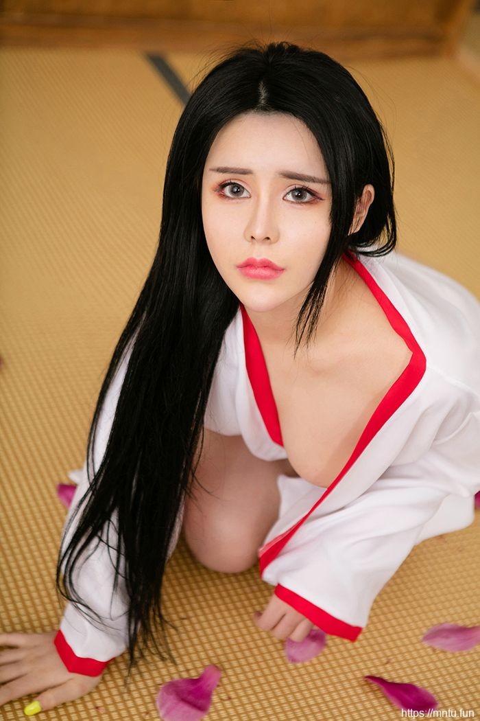 性感女神肤白貌美屁股圆