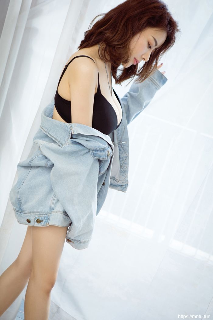 巨乳少妇爱菲性感美女诱惑图