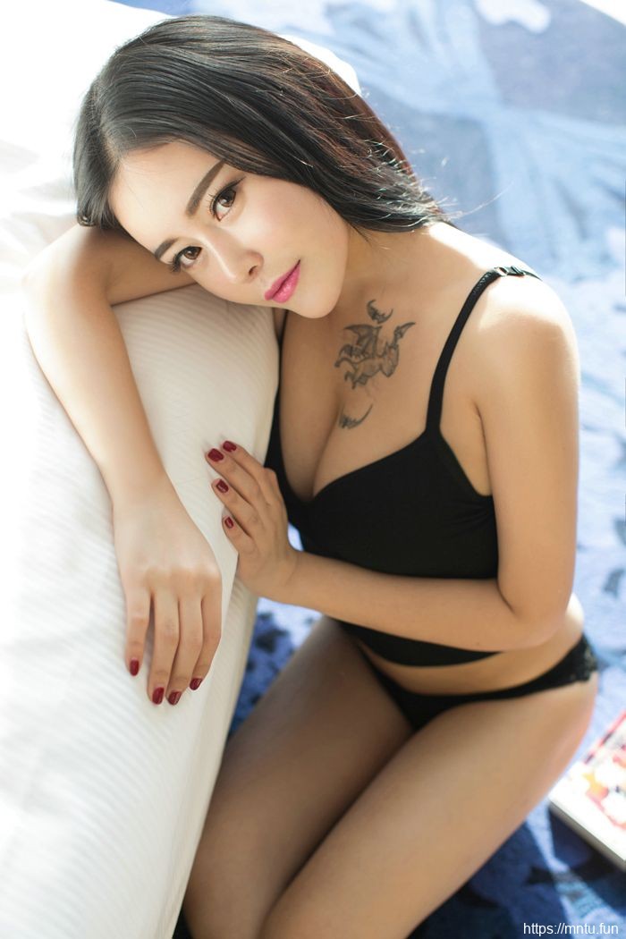 性感翘臀美女梦瑶