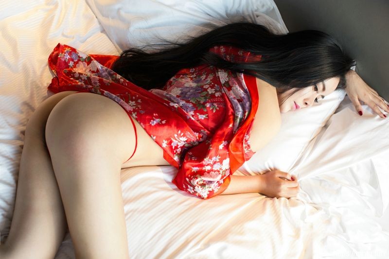 性感翘臀美女梦瑶