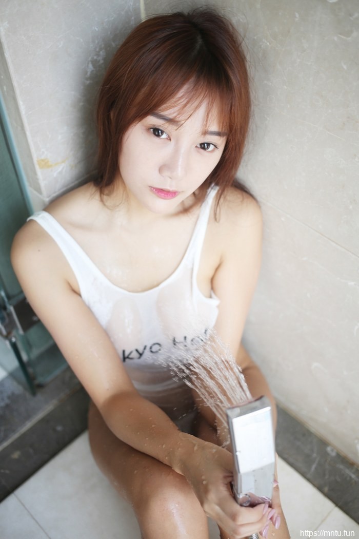 白嫩少女肤白臀翘身材正点