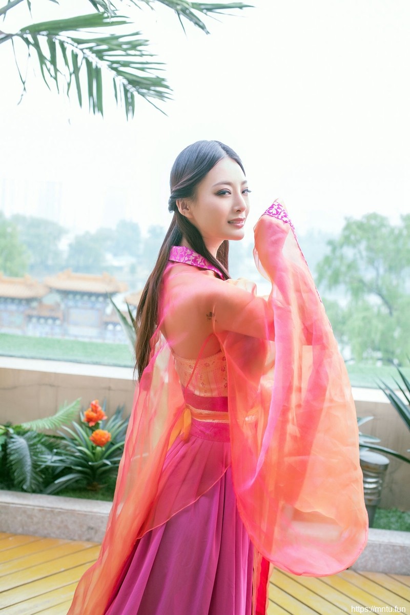 一路向西女主角王李丹尼性感写真图片