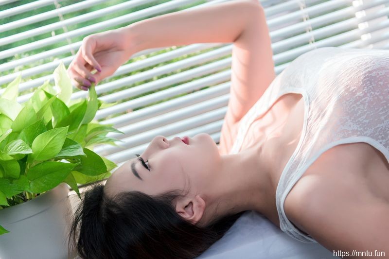 性感蕾丝大波美女图片