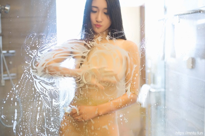 美女苏韵锦浴室性感迷人照片