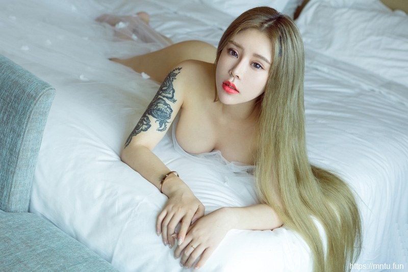 性感翘臀美女爱丽莎高清图片