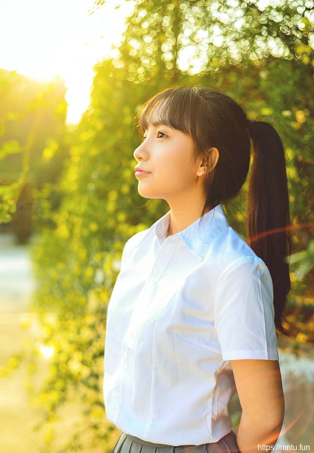 路过春天的时光少女白衬衫超短裙让阳光充满脸庞