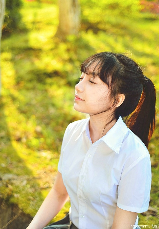 路过春天的时光少女白衬衫超短裙让阳光充满脸庞