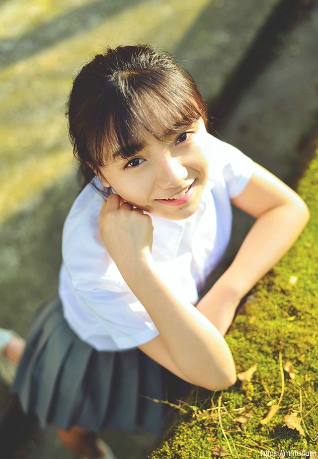 路过春天的时光少女白衬衫超短裙让阳光充满脸庞