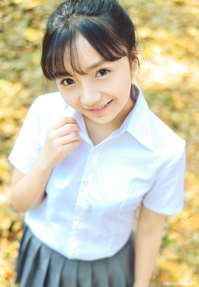 路过春天的时光少女白衬衫超短裙让阳光充满脸庞