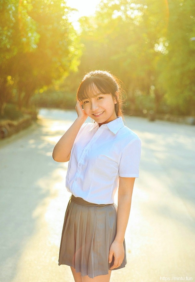 路过春天的时光少女白衬衫超短裙让阳光充满脸庞